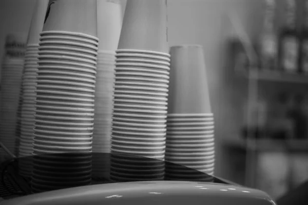 Copos de café de papel empilhados stand na máquina de café — Fotografia de Stock