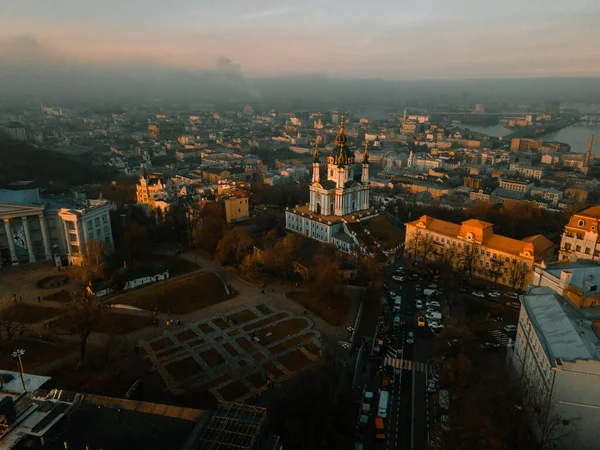 Αεροφωτογραφία από το drone στις στέγες σπιτιών και κτιρίων το ηλιοβασίλεμα στην πόλη — Φωτογραφία Αρχείου