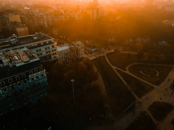 Gün batımında evlerin ve binaların çatısındaki İHA 'nın hava görüntüsü.