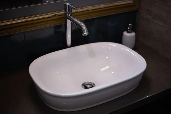 Lavabo avec lavabo dans une salle de bain moderne — Photo