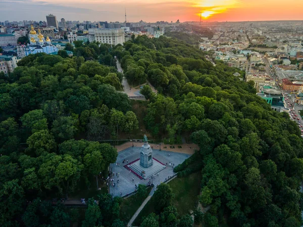 Aerial view from a drone to the center of Kiev in the evening — Stock Fotó