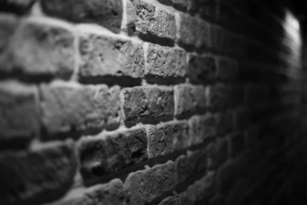 Brick wall illuminated by warm light from a lamp — Stockfoto