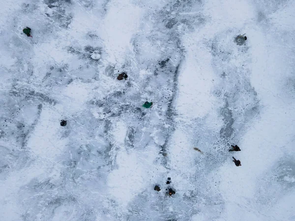 Eine Gruppe von Fischern fängt Fische beim Winterfischen — Stockfoto