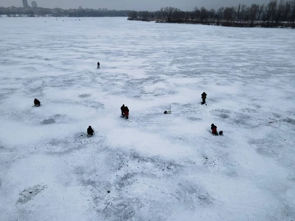 Skupina rybářů chytá ryby na zimním rybolovu — Stock fotografie