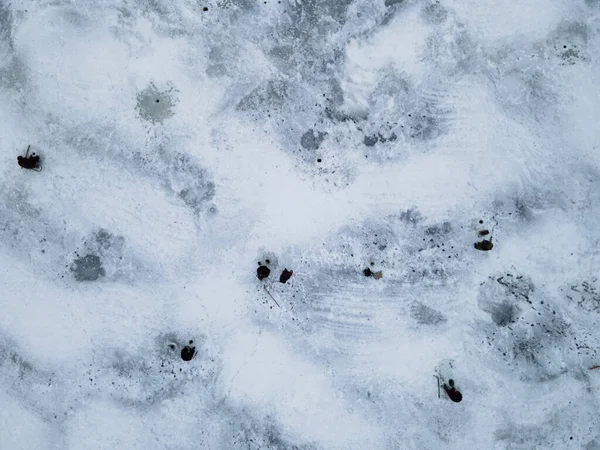 Eine Gruppe von Fischern fängt Fische beim Winterfischen — Stockfoto