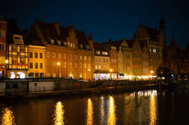 Gdansk, Polonya 02.12.2022: Akşam kenti ve liman yakınlarındaki eski merkez