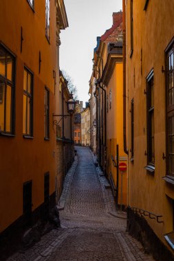 Stockholm 'de Avrupa' da gün içinde asfalt yolu olan insanların olmadığı dar bir sokak.