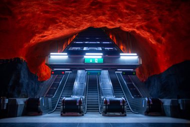 İsveç 'te Stockholm metrosu boyalı mağaralar şeklinde.