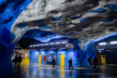 Stockholm, İsveç 02.12.2022: Mağara sanat galerisi şeklinde yeni metro