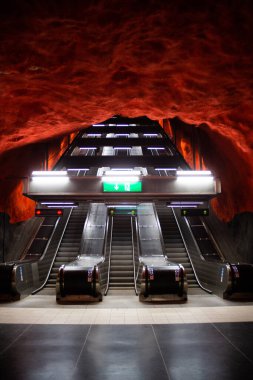 İsveç 'te Stockholm metrosu boyalı mağaralar şeklinde.