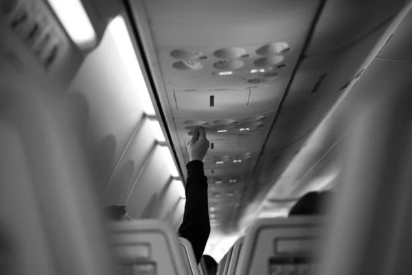 Uvnitř letadla pro cestující uvnitř kabiny v černé a bílé — Stock fotografie