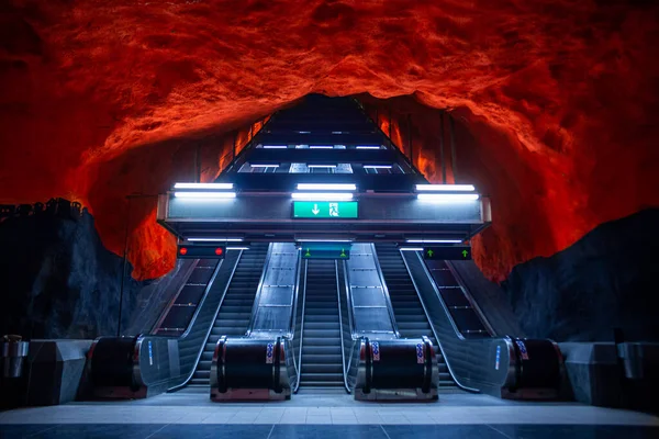 Stockholm metro in Zweden in de vorm van geschilderde grotten — Stockfoto