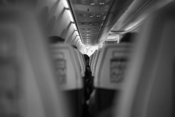 Dentro del avión de pasajeros dentro de la cabina en blanco y negro —  Fotos de Stock