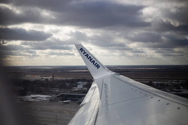 KIEV, UKRAINE - OUTUBRO 11, 2022: A asa da aeronave com a inscrição Ryanair no ar — Fotografia de Stock