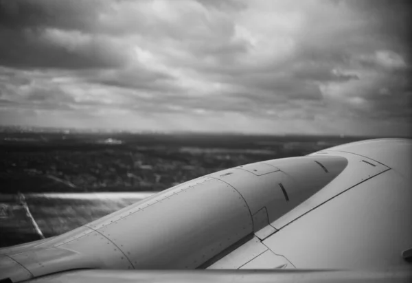 Ala metálica de un avión de pasajeros en el aire —  Fotos de Stock