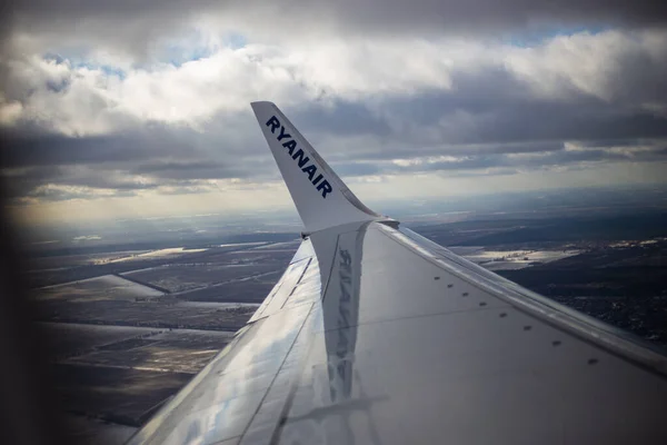 KIEV, UKRAINE - OCTOBER 11, 2022: The wing of the aircraft with a inscription Ryanair in the air — 스톡 사진