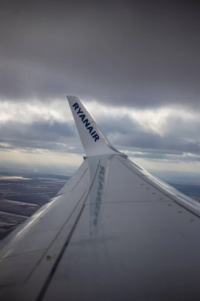 KIEV, UKRAINE - OCTOBER 11, 2022: The wing of the aircraft with a inscription Ryanair in the air — 스톡 사진