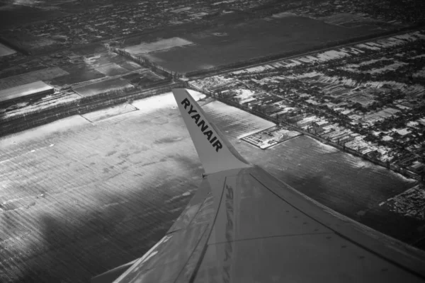 KIEV, UKRAINE - OCTOBER 11, 2022: The wing of the aircraft with a inscription Ryanair in the air — 스톡 사진