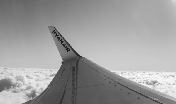 KIEW, UKRAINE - 11. OKTOBER 2022: Die Tragfläche des Flugzeugs mit der Aufschrift Ryanair in der Luft — Stockfoto