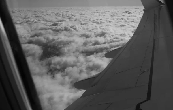 Ala metálica de um avião de passageiros no ar — Fotografia de Stock