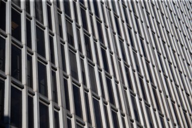Metal ve cam cepheli modern ofis binası