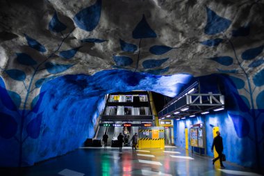 Stockholm, İsveç 02.12.2022: Mağara sanat galerisi şeklinde yeni metro