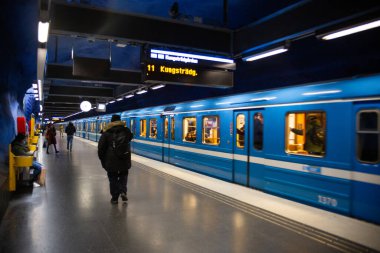 Stockholm, İsveç 02.12.2022: Mağara sanat galerisi şeklinde yeni metro