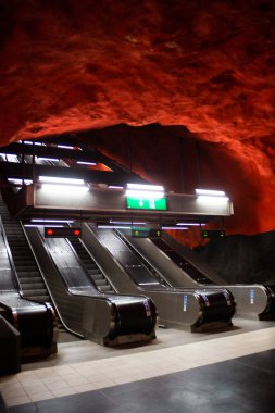 İsveç 'te Stockholm metrosu boyalı mağaralar şeklinde.