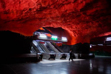Stockholm, İsveç 02.12.2022: Mağara sanat galerisi şeklinde yeni metro