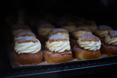 Pastanenin vitrininde taze organik çörekler