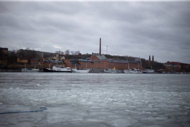 Stockholms 'un panoramik manzarası Bulutlu havada eski şehir merkezi