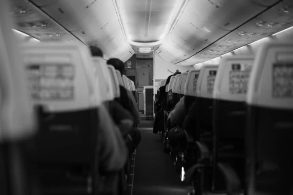Dentro del avión de pasajeros dentro de la cabina en blanco y negro —  Fotos de Stock