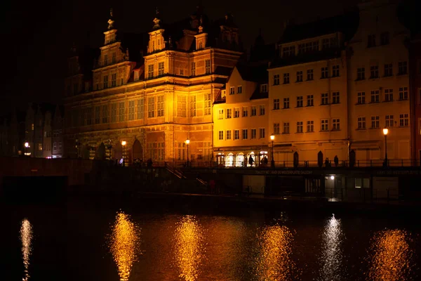 Gdansk, Pologne 02.12.2022 : Ville du soir et le vieux centre près du front de mer — Photo