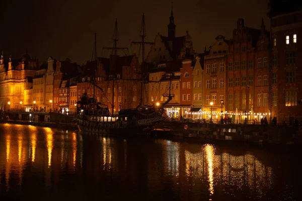 Gdansk, Pologne 02.12.2022 : Ville du soir et le vieux centre près du front de mer — Photo