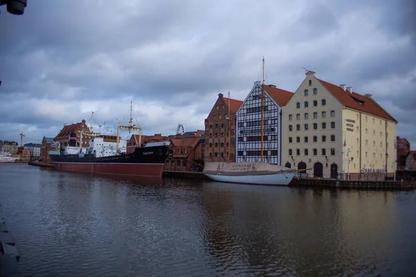 Gdansk, Poland 02.12.2022: The center and the old town near the embankment with canals during the day — Stock Photo, Image