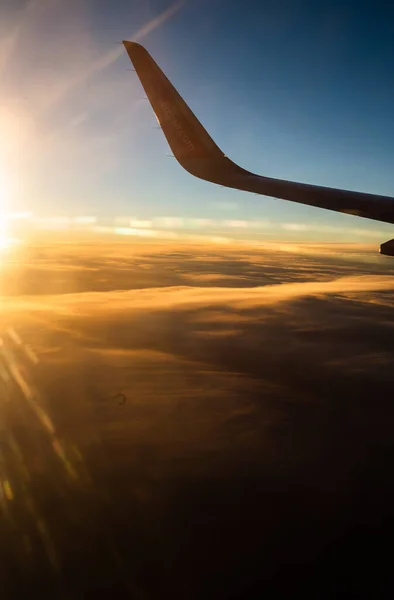 KIEV, UKRAINE - OCTOBER 11, 2022: The wing of the aircraft with a inscription widzair in the air — 스톡 사진