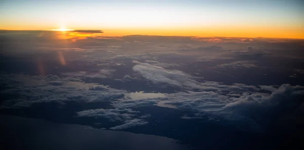 Luftaufnahme vom Flugzeug zum Sonnenuntergang über der Küste — Stockfoto