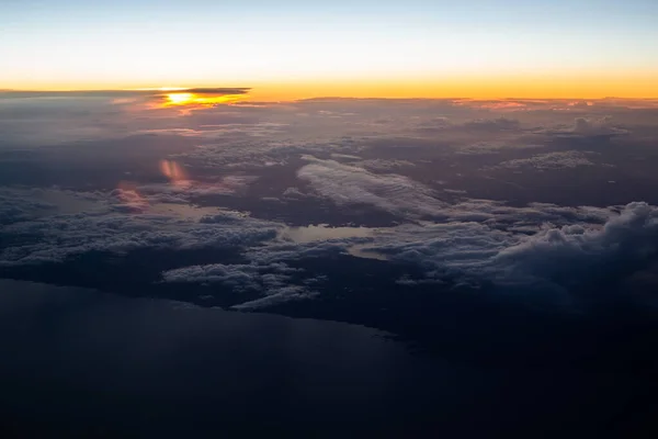 Luftaufnahme vom Flugzeug zum Sonnenuntergang über der Küste — Stockfoto