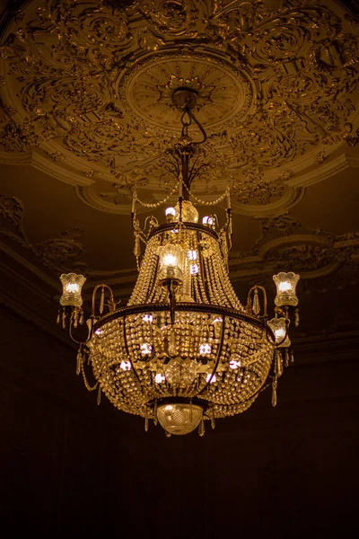 Dairenin iç tasarımı Viktorya dönemi tarzında. Klasik dekor