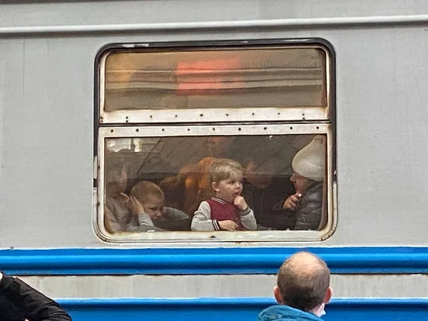 Lviv, Ucrania 02.26.2022 - Refugiados y desplazados de toda Ucrania huyen de la invasión rusa. La gente va en dirección a Polonia. — Foto de Stock
