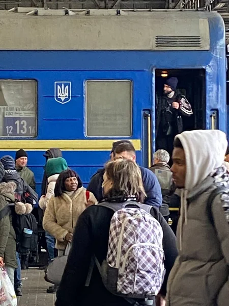 Lviv, Ucrania 02.26.2022 - Refugiados y desplazados de toda Ucrania huyen de la invasión rusa. La gente va en dirección a Polonia. — Foto de Stock