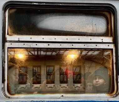 Lviv, Ukrayna 02.26.2022 - Ukrayna 'nın dört bir yanından mülteciler ve yerlerinden edilmiş insanlar Rus işgalinden kaçıyorlar. İnsanlar Polonya 'ya doğru gidiyor..