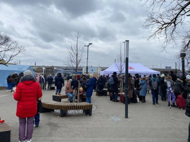 Lviv, Ukrayna 02.26.2022 - Ukrayna 'nın dört bir yanından mülteciler ve yerlerinden edilmiş insanlar Rus işgalinden kaçıyorlar. İnsanlar Polonya 'ya doğru gidiyor..