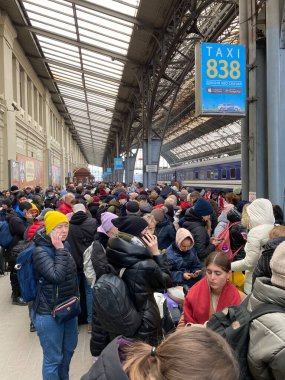 Lviv, Ukrayna 02.26.2022 - Ukrayna 'nın dört bir yanından mülteciler ve yerlerinden edilmiş insanlar Rus işgalinden kaçıyorlar. İnsanlar Polonya 'ya doğru gidiyor..