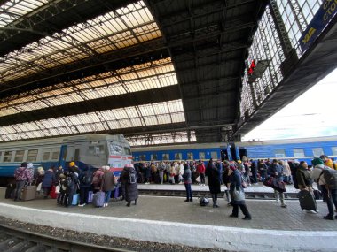 Lviv, Ukrayna 02.26.2022 - Ukrayna 'nın dört bir yanından mülteciler ve yerlerinden edilmiş insanlar Rus işgalinden kaçıyorlar. İnsanlar Polonya 'ya doğru gidiyor..