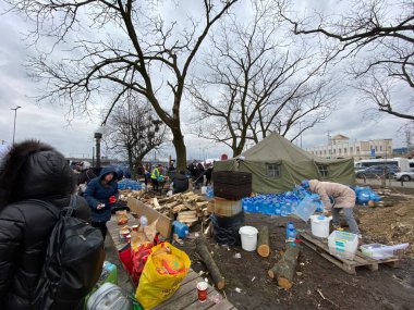 Lviv, Ukrayna 02.26.2022 - Ukrayna 'nın dört bir yanından mülteciler ve yerlerinden edilmiş insanlar Rus işgalinden kaçıyorlar. İnsanlar Polonya 'ya doğru gidiyor..