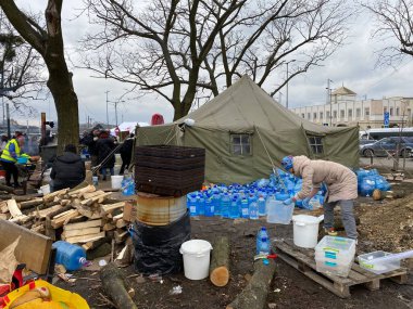 Lviv, Ukrayna 02.26.2022 - Ukrayna 'nın dört bir yanından mülteciler ve yerlerinden edilmiş insanlar Rus işgalinden kaçıyorlar. İnsanlar Polonya 'ya doğru gidiyor..