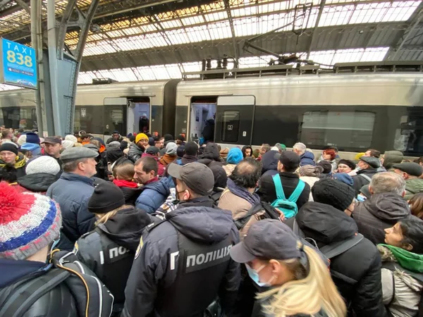 Lviv, Ucrânia 02.26.2022 - Refugiados e pessoas deslocadas de toda a Ucrânia fogem da invasão russa. As pessoas estão indo na direção da Polônia. — Fotografia de Stock
