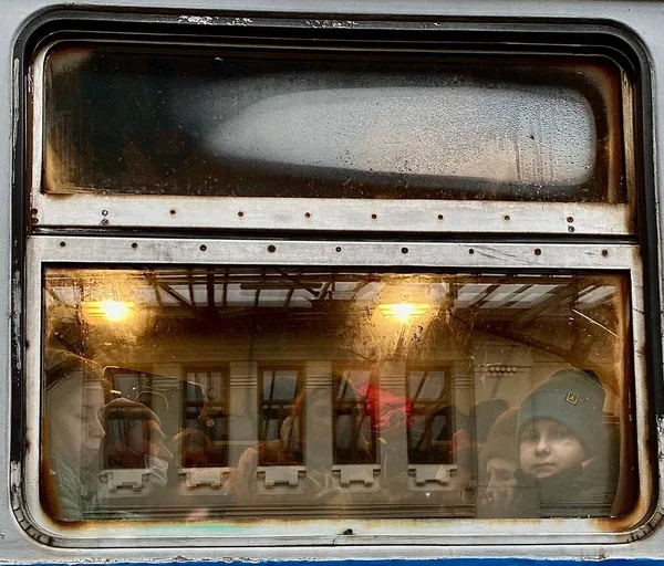 Lviv, Ucrania 02.26.2022 - Refugiados y desplazados de toda Ucrania huyen de la invasión rusa. La gente va en dirección a Polonia. — Foto de Stock