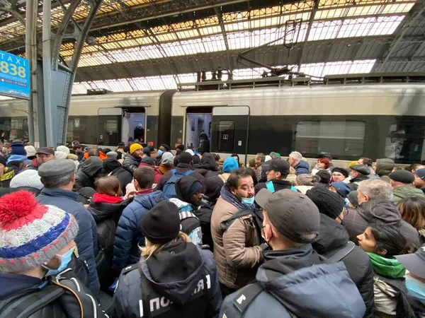 Lviv, Ukrayna 02.26.2022 - Ukrayna 'nın dört bir yanından mülteciler ve yerlerinden edilmiş insanlar Rus işgalinden kaçıyorlar. İnsanlar Polonya 'ya doğru gidiyor..